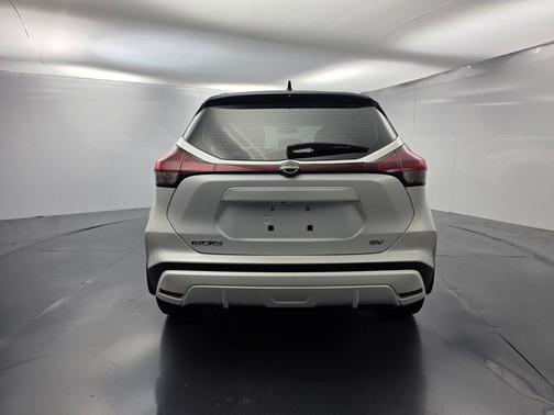 Aspen White / Super Black 2022 Nissan Kicks SV