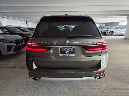 Manhattan Green Metallic 2026 BMW X7 xDrive40i