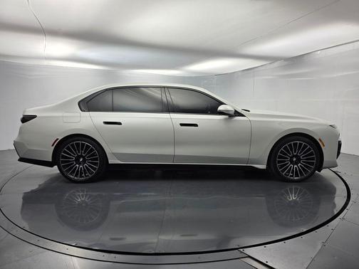 Mineral White Metallic 2025 BMW 740 i