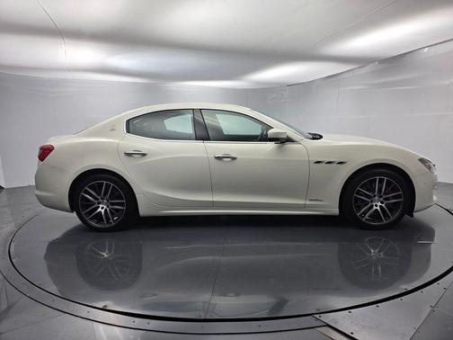 Bianco 2018 Maserati Ghibli S GranLusso