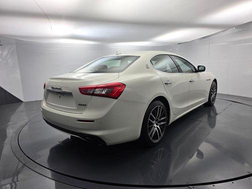 Bianco 2018 Maserati Ghibli S GranLusso