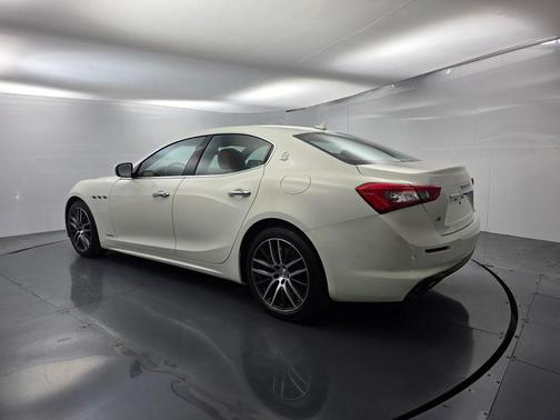 Bianco 2018 Maserati Ghibli S GranLusso