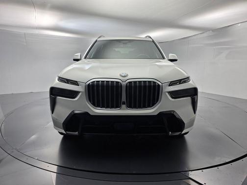 Mineral White Metallic 2024 BMW X7 xDrive40i