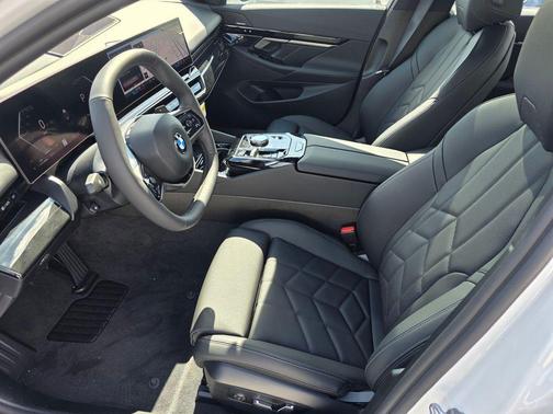 Mineral White Metallic 2026 BMW 530 i