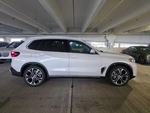 Mineral White Metallic 2026 BMW X5 sDrive40i