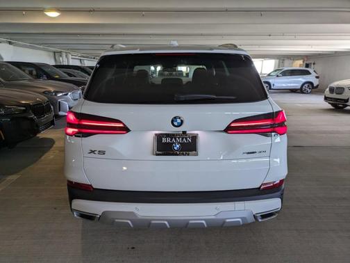 Carbon Black Metallic 2026 BMW X5 M60i