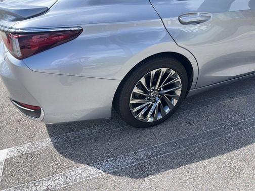 2025 Lexus ES 300h Luxury