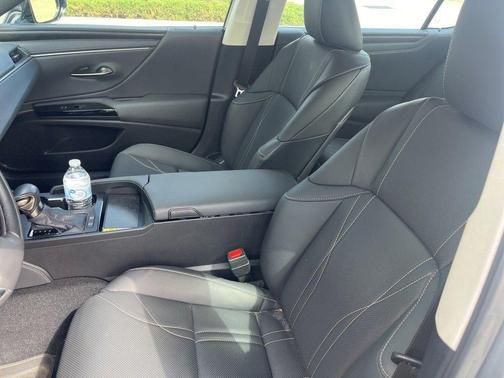 2025 Lexus ES 300h Luxury