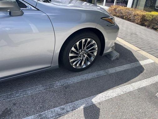 2025 Lexus ES 300h Luxury