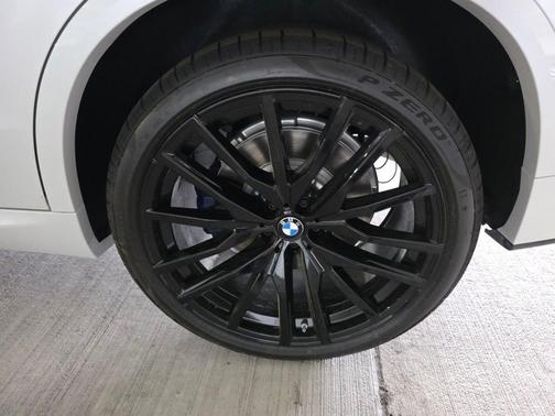Mineral White Metallic 2026 BMW X5 M60i