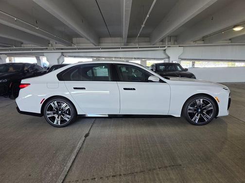 Alpine White 2026 BMW 760 760i xDrive
