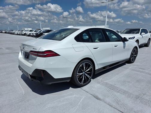 Mineral White 2027 BMW 530 i