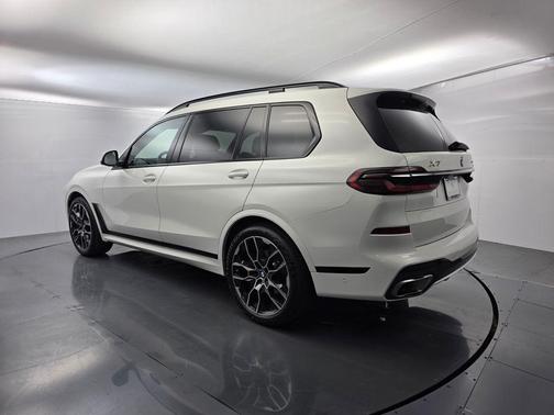 Alpine White 2024 BMW X7 xDrive40i