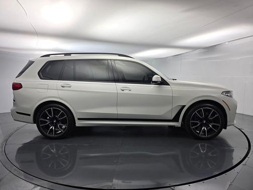 Alpine White 2022 BMW X7 xDrive40i