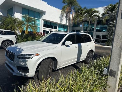 2022 Volvo XC90 T5 Momentum 7 Passenger