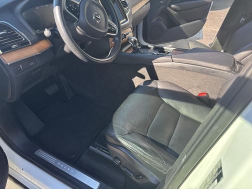2022 Volvo XC90 T5 Momentum 7 Passenger