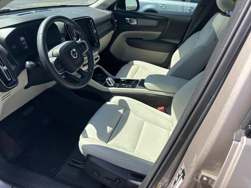 2024 Volvo XC40 B5 Plus Dark Theme