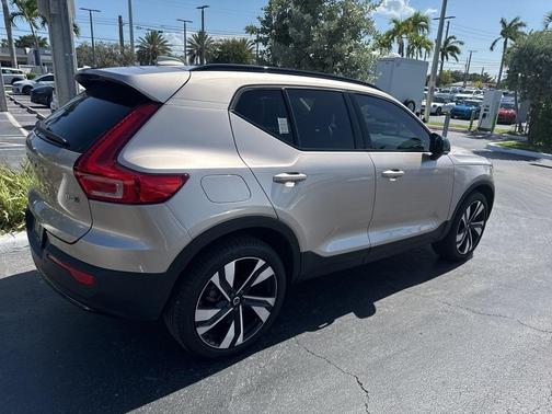 2024 Volvo XC40 B5 Plus Dark Theme
