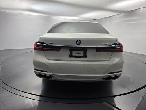 Alpine White 2022 BMW 750 i xDrive