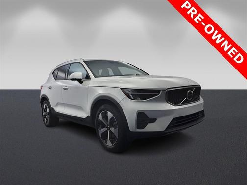 2023 Volvo XC40 B5 Plus Bright Theme