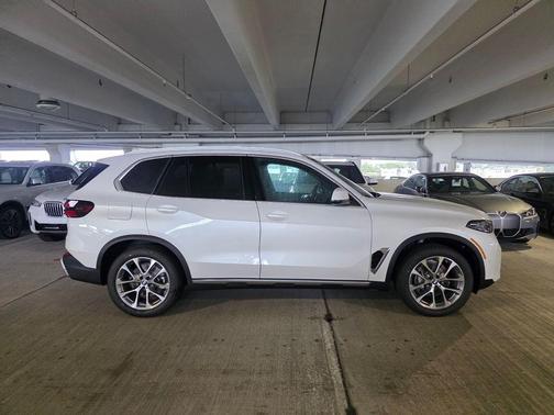 Mineral White Metallic 2026 BMW X5 sDrive40i