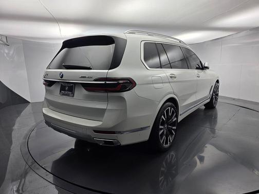 Mineral White Metallic 2024 BMW X7 xDrive40i