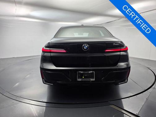 Black Sapphire Metallic 2024 BMW 740 i