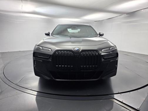 Black Sapphire Metallic 2024 BMW 740 i