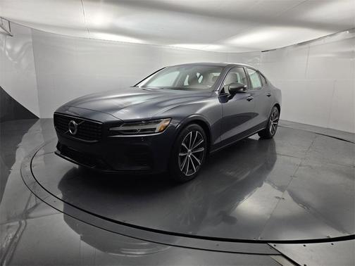 2022 Volvo S60 B5 Momentum