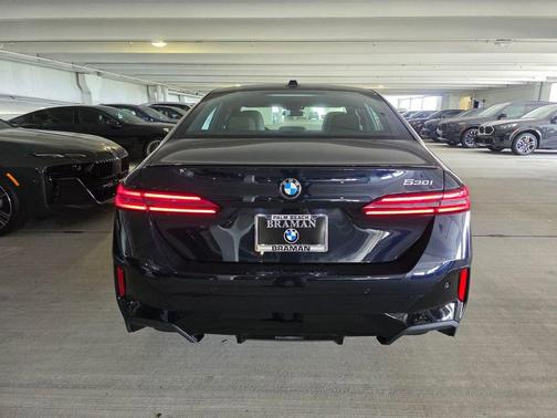 Carbon Black Metallic 2027 BMW 530 i