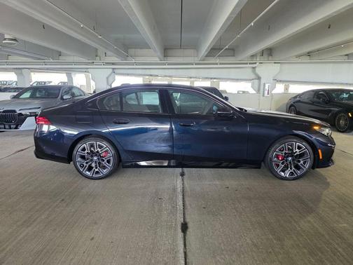Carbon Black Metallic 2027 BMW 530 i