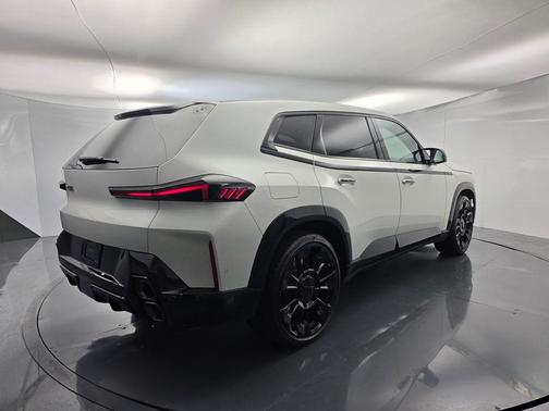Mineral White Metallic 2025 BMW XM Base