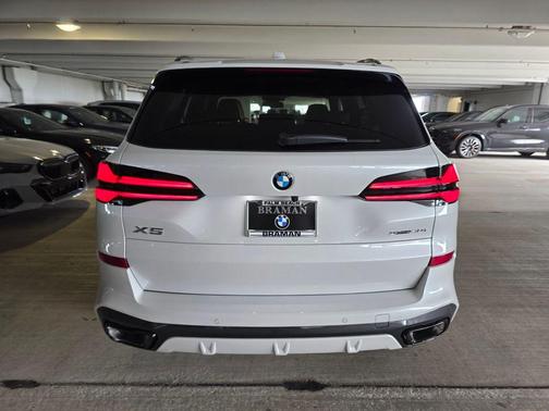 Mineral White Metallic 2026 BMW X5 sDrive40i