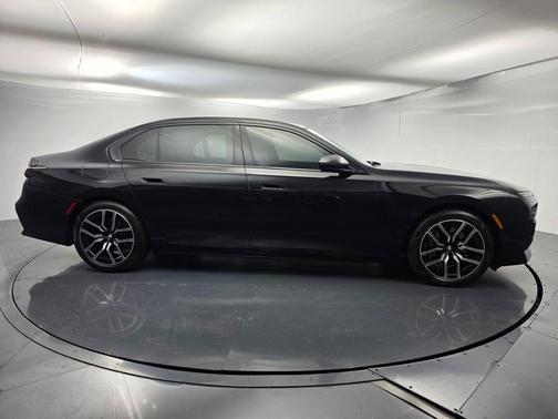 Black Sapphire Metallic 2023 BMW 740 i