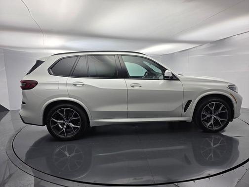 Mineral White Metallic 2021 BMW X5 sDrive40i