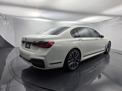Alpine White 2022 BMW 740 i