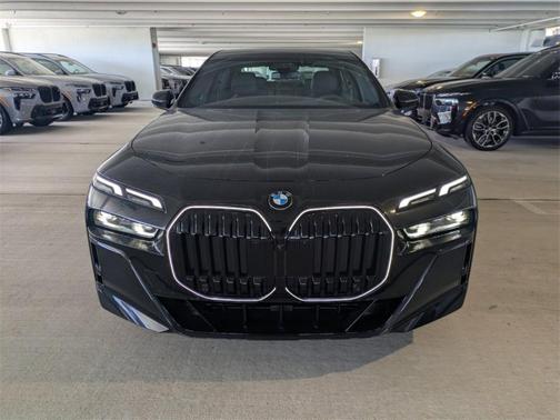 2025 BMW 740 i
