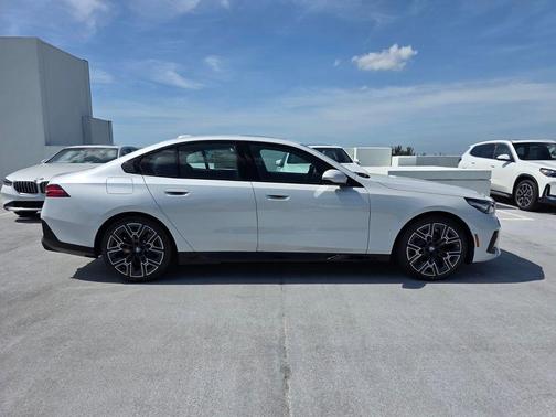 Mineral White Metallic 2026 BMW 530 i