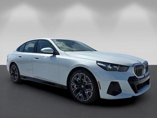 Mineral White Metallic 2026 BMW 530 i