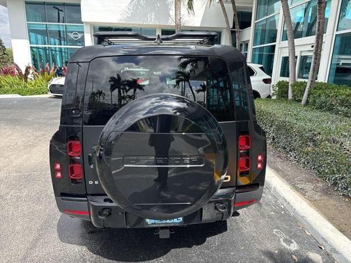 2023 Land Rover Defender SE