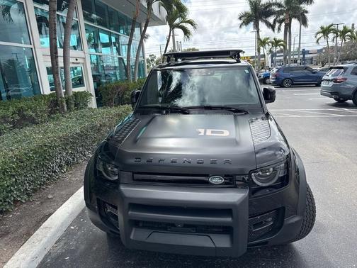 2023 Land Rover Defender SE