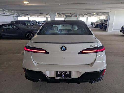 2025 BMW 740 i