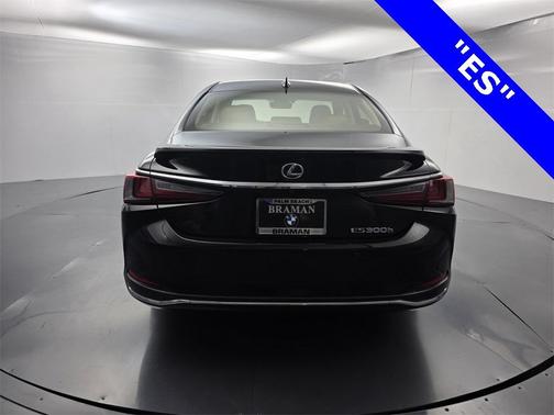 2019 Lexus ES 300h 