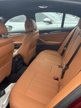 Aventurin Red Metallic 2023 BMW 540 i