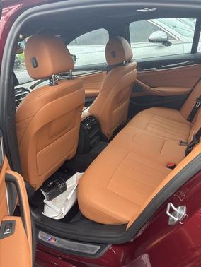 Aventurin Red Metallic 2023 BMW 540 i
