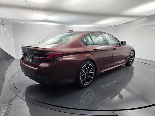Aventurin Red Metallic 2023 BMW 540 i