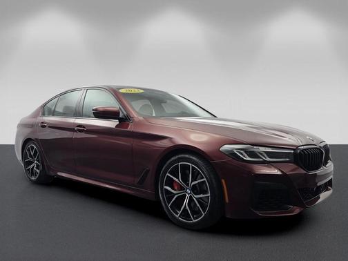 Aventurin Red Metallic 2023 BMW 540 i