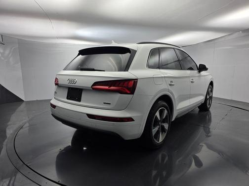 Ibis White 2020 Audi Q5 45 Titanium Premium