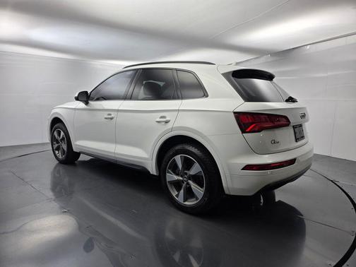 Ibis White 2020 Audi Q5 45 Titanium Premium