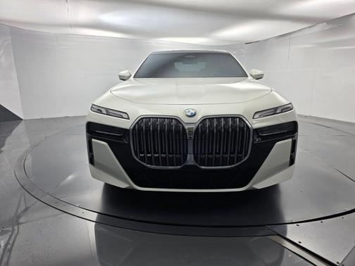 Alpine White 2023 BMW 740 i